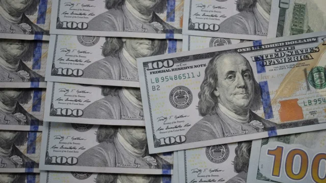 Dólar blue hoy: cotiza a $1.530 y el mercado sigue atento a las brechas. Imagen destacada sobre dólar blue hoy. publicada en Novedades Web