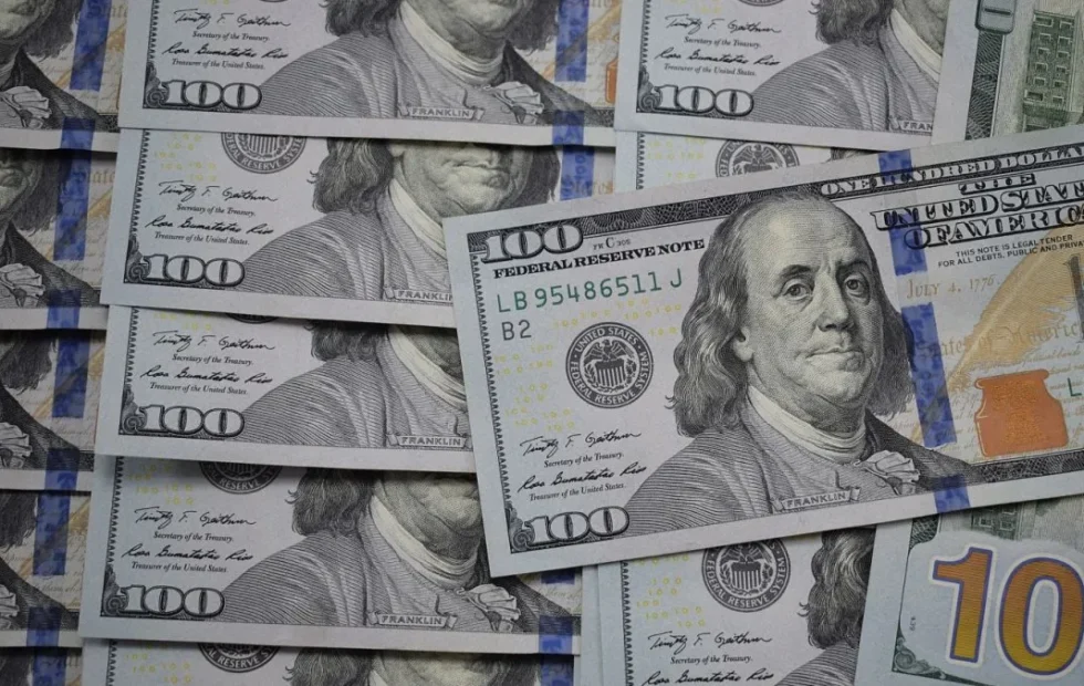 Dólar blue hoy: cotiza a $1.530 y el mercado sigue atento a las brechas. Imagen destacada sobre dólar blue hoy. publicada en Novedades Web