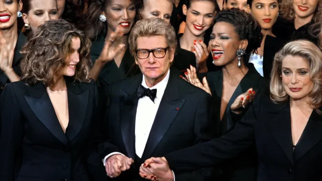 El esmoquin femenino de Yves Saint Laurent cumple 60 años. Fotografía editorial relacionada con esmoquin femenino Yves Saint Laurent. publicada en Novedades Web