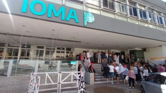 IOMA enfrenta una ola de reclamos por cobertura, deudas y falta de médicos. Fotografía editorial relacionada con crisis de IOMA. publicada en Novedades Web