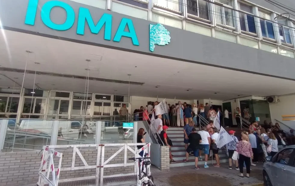 IOMA enfrenta una ola de reclamos por cobertura, deudas y falta de médicos. Fotografía editorial relacionada con crisis de IOMA. publicada en Novedades Web
