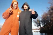 Jubilados enfrentan un desalojo tras construir su hogar junto al lago La Plata. Fotografía editorial relacionada con jubilados en el lago La Plata. publicada en Novedades Web