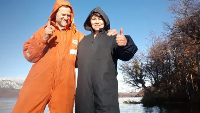 Jubilados enfrentan un desalojo tras construir su hogar junto al lago La Plata. Fotografía editorial relacionada con jubilados en el lago La Plata. publicada en Novedades Web