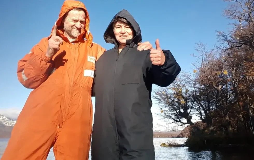 Jubilados enfrentan un desalojo tras construir su hogar junto al lago La Plata. Fotografía editorial relacionada con jubilados en el lago La Plata. publicada en Novedades Web