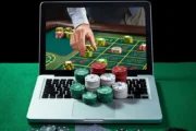 Ludopatía: cómo el juego puede alterar el cerebro y la vida cotidiana. Fotografía editorial relacionada con peligros de la ludopatía. publicada en Novedades Web