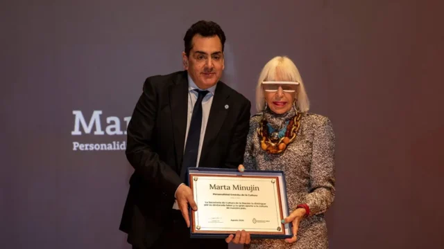 Marta Minujín fue distinguida como Personalidad Emérita de la Cultura. Fotografía editorial relacionada con reconocimiento a Marta Minujín. publicada en Novedades Web