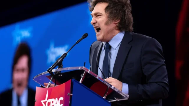 Milei arriesga el vínculo con Estados Unidos al partidizar la política exterior. Fotografía editorial relacionada con política exterior de Milei. publicada en Novedades Web