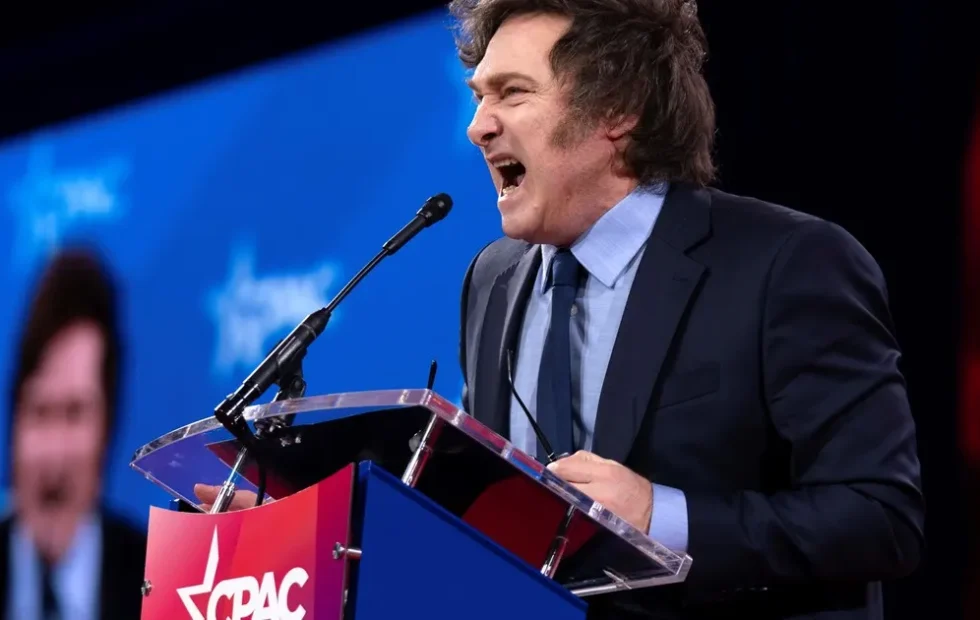 Milei arriesga el vínculo con Estados Unidos al partidizar la política exterior. Fotografía editorial relacionada con política exterior de Milei. publicada en Novedades Web