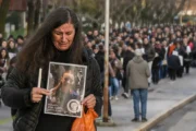 Ruta 88: la madre de una joven fallecida impulsa el reclamo por una autovía. Fotografía editorial relacionada con autovía ruta 88. publicada en Novedades Web