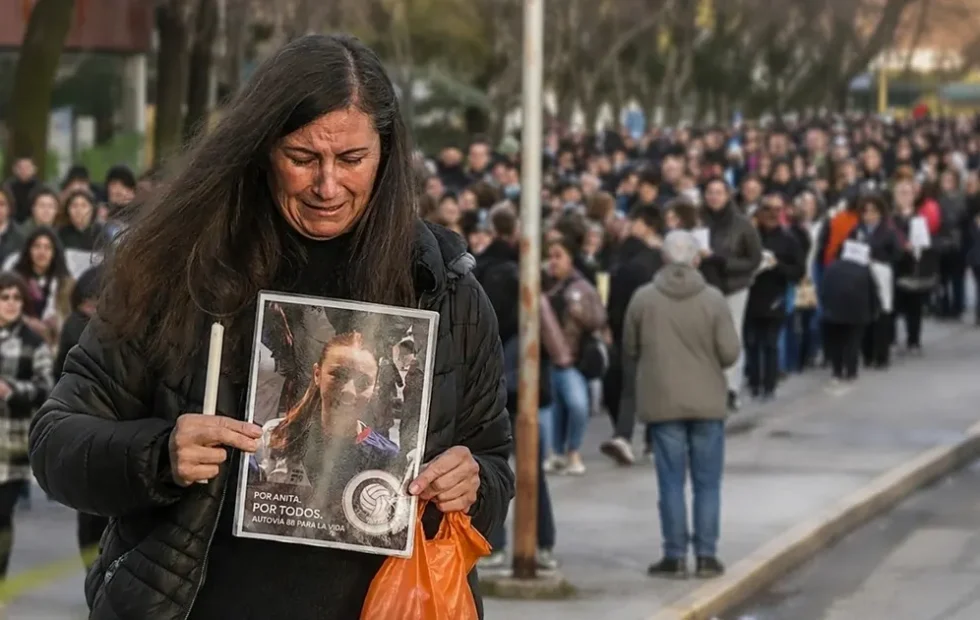Ruta 88: la madre de una joven fallecida impulsa el reclamo por una autovía. Fotografía editorial relacionada con autovía ruta 88. publicada en Novedades Web