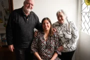 Un albañil reencontró a la beba que cuidó hace 30 años. Fotografía editorial relacionada con bebé que cuidó hace 30 años. publicada en Novedades Web