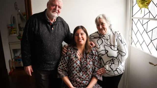 Un albañil reencontró a la beba que cuidó hace 30 años. Fotografía editorial relacionada con bebé que cuidó hace 30 años. publicada en Novedades Web