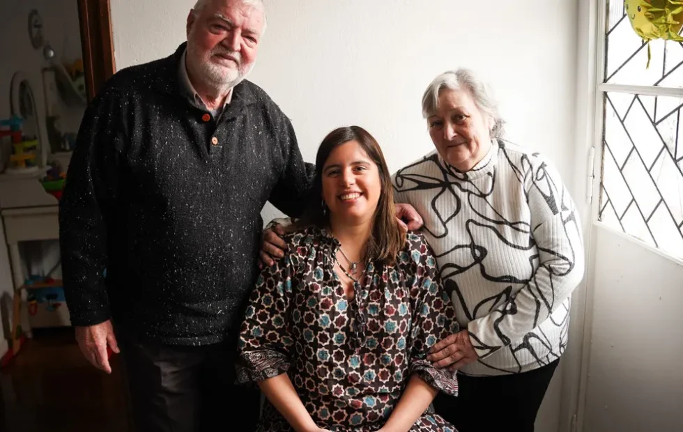 Un albañil reencontró a la beba que cuidó hace 30 años. Fotografía editorial relacionada con bebé que cuidó hace 30 años. publicada en Novedades Web