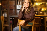 Viviana Rivero presenta Ellas, relatos sobre mujeres que vuelven a empezar. Fotografía editorial relacionada con relatos de Viviana Rivero. publicada en Novedades Web