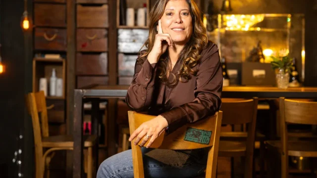 Viviana Rivero presenta Ellas, relatos sobre mujeres que vuelven a empezar. Fotografía editorial relacionada con relatos de Viviana Rivero. publicada en Novedades Web
