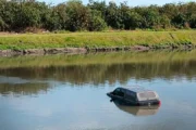 Amarok robada en La Plata: apareció sumergida en el arroyo El Gato. Imagen destacada sobre Amarok robada en La Plata. publicada en Novedades Web
