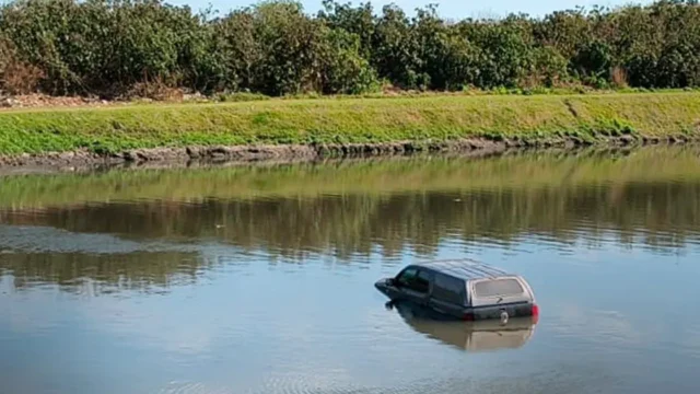Amarok robada en La Plata: apareció sumergida en el arroyo El Gato. Imagen destacada sobre Amarok robada en La Plata. publicada en Novedades Web
