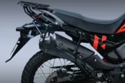 Baúles laterales en moto: cómo elegir soportes compatibles. Imagen destacada sobre baúles laterales en moto. publicada en Novedades Web