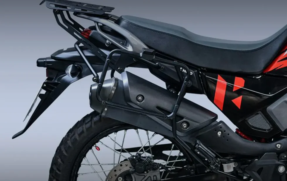 Baúles laterales en moto: cómo elegir soportes compatibles. Imagen destacada sobre baúles laterales en moto. publicada en Novedades Web