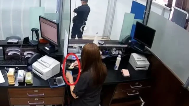 Condenaron a dos cajeros del Banco Nación por sustraer dinero de clientes. Imagen destacada sobre cajeros del Banco Nación. publicada en Novedades Web