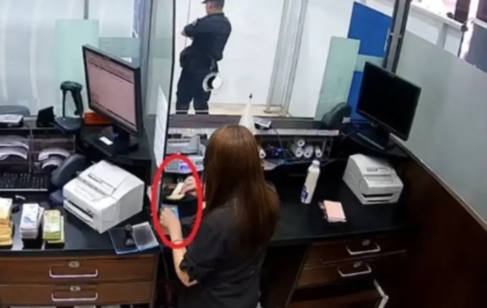 Condenaron a dos cajeros del Banco Nación por sustraer dinero de clientes. Imagen destacada sobre cajeros del Banco Nación. publicada en Novedades Web