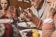 Conversaciones en tiempos de IA: qué perdemos cuando todo se resuelve con una. Imagen destacada sobre conversaciones en tiempos de IA. publicada en Novedades Web