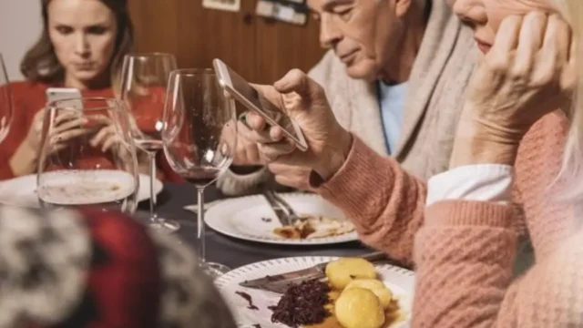Conversaciones en tiempos de IA: qué perdemos cuando todo se resuelve con una. Imagen destacada sobre conversaciones en tiempos de IA. publicada en Novedades Web
