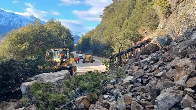 Derrumbe en la Ruta 40: cortaron el tránsito entre Bariloche y El Bolsón. Imagen destacada sobre derrumbe en la Ruta 40. publicada en Novedades Web