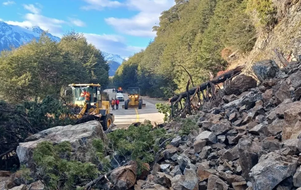 Derrumbe en la Ruta 40: cortaron el tránsito entre Bariloche y El Bolsón. Imagen destacada sobre derrumbe en la Ruta 40. publicada en Novedades Web
