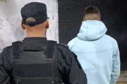 Detuvieron a un juvenil de Newell’s con un arma cargada en Rosario. Fotografía editorial relacionada con juvenil de Newell’s detenido. publicada en Novedades Web