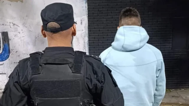 Detuvieron a un juvenil de Newell’s con un arma cargada en Rosario. Fotografía editorial relacionada con juvenil de Newell’s detenido. publicada en Novedades Web