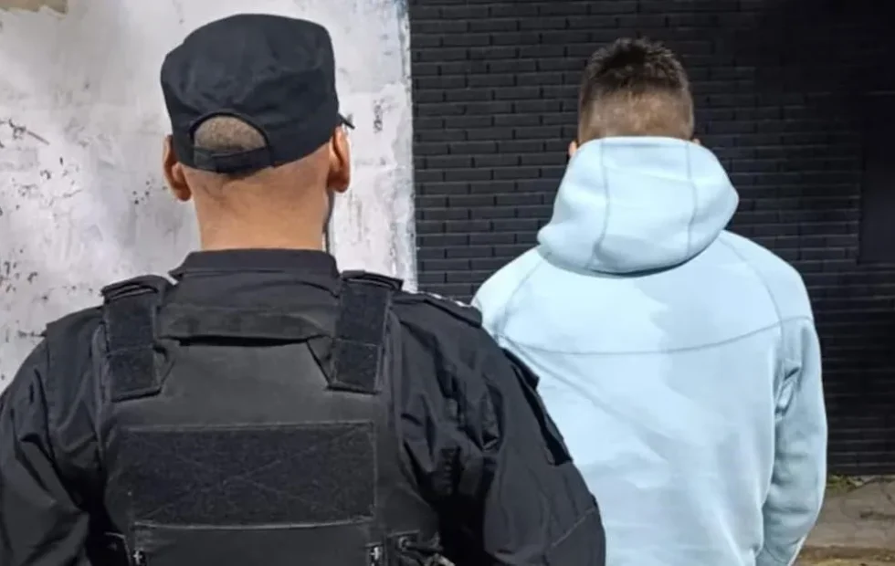 Detuvieron a un juvenil de Newell’s con un arma cargada en Rosario. Fotografía editorial relacionada con juvenil de Newell’s detenido. publicada en Novedades Web