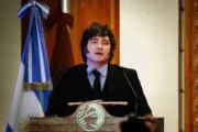 Milei negó la recesión y defendió el empleo y los salarios reales. Fotografía editorial relacionada con discusión sobre la recesión. publicada en Novedades Web
