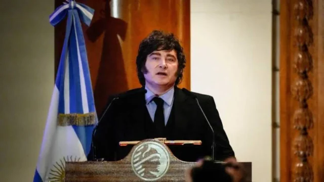 Milei negó la recesión y defendió el empleo y los salarios reales. Fotografía editorial relacionada con discusión sobre la recesión. publicada en Novedades Web