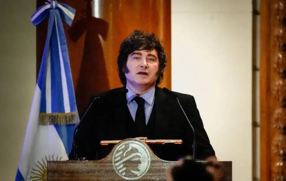 Milei negó la recesión y defendió el empleo y los salarios reales. Fotografía editorial relacionada con discusión sobre la recesión. publicada en Novedades Web