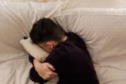 Suicidio en jóvenes: inclusión social y apoyo son claves para prevenir. Imagen destacada sobre suicidio en jóvenes. publicada en Novedades Web