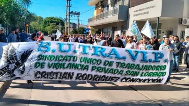 Vigiladores protestarán frente a YPF, Axion y Profertil en San Lorenzo. Fotografía editorial relacionada con vigiladores de San Lorenzo. publicada en Novedades Web