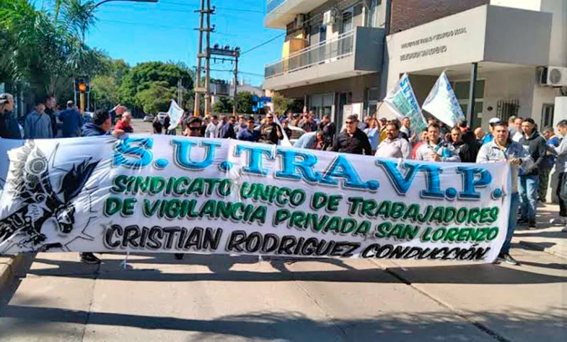 Vigiladores protestarán frente a YPF, Axion y Profertil en San Lorenzo. Fotografía editorial relacionada con vigiladores de San Lorenzo. publicada en Novedades Web