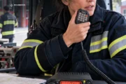 Cambio de guardia: cómo revisar una radio del cuartel. Fotografía editorial relacionada con cambio de guardia radio. publicada en Novedades Web