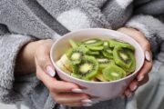Estreñimiento: dos kiwis al día podrían ayudar tanto como un laxante. Imagen destacada sobre dos kiwis al día. publicada en Novedades Web