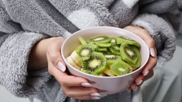 Estreñimiento: dos kiwis al día podrían ayudar tanto como un laxante. Imagen destacada sobre dos kiwis al día. publicada en Novedades Web