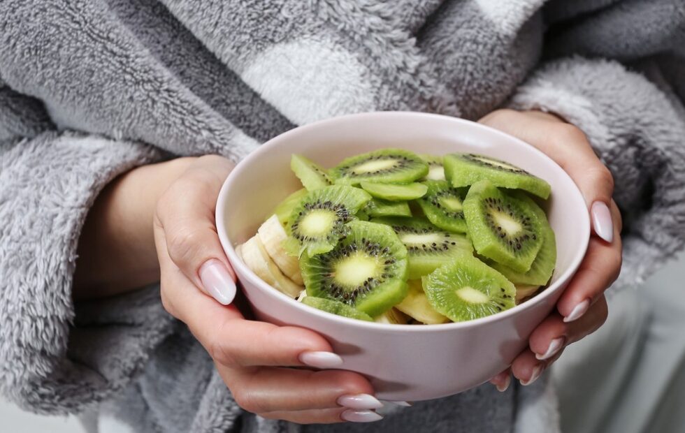 Estreñimiento: dos kiwis al día podrían ayudar tanto como un laxante. Imagen destacada sobre dos kiwis al día. publicada en Novedades Web