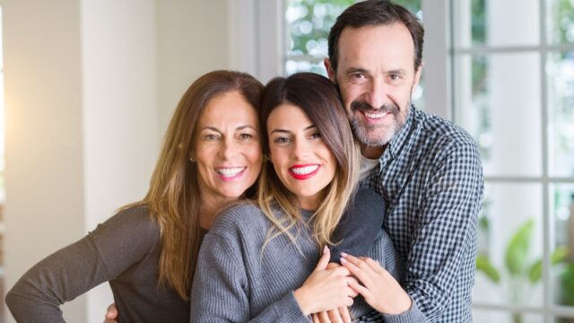 Hijos adultos: cómo acompañar sin sobreproteger ni invadir. Fotografía editorial relacionada con acompañar a los hijos adultos. publicada en Novedades Web