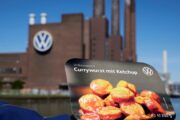 La salchicha que Volkswagen vende como pieza original y supera a sus autos. Fotografía editorial relacionada con Volkswagen Currywurst. publicada en Novedades Web