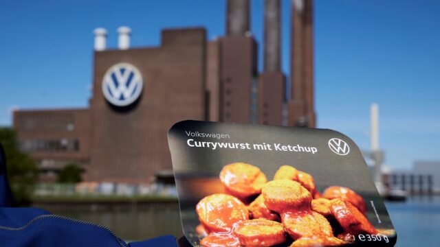La salchicha que Volkswagen vende como pieza original y supera a sus autos. Fotografía editorial relacionada con Volkswagen Currywurst. publicada en Novedades Web
