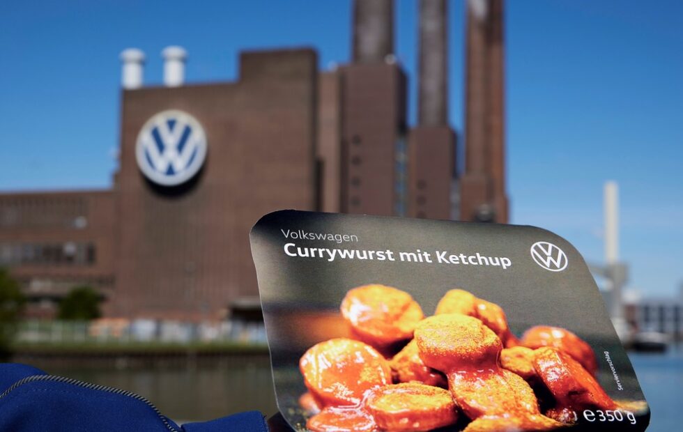 La salchicha que Volkswagen vende como pieza original y supera a sus autos. Fotografía editorial relacionada con Volkswagen Currywurst. publicada en Novedades Web