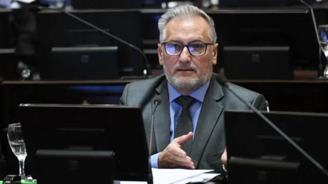 Lewandowski cuestionó a Pullaro por el respaldo a Milei ante la crisis industrial. Fotografía editorial relacionada con crisis industrial de Santa Fe. publicada en Novedades Web