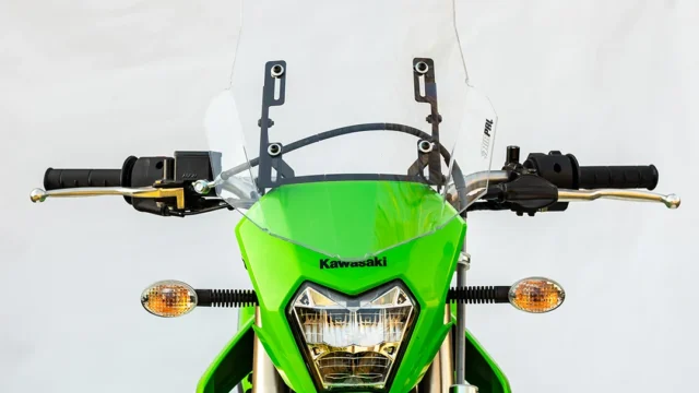 Parabrisas AIRPAL para Kawasaki KLX 300: medidas y montaje. Fotografía editorial relacionada con parabrisas Kawasaki KLX 300. publicada en Novedades Web