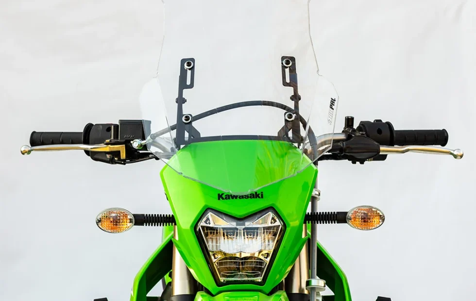 Parabrisas AIRPAL para Kawasaki KLX 300: medidas y montaje. Fotografía editorial relacionada con parabrisas Kawasaki KLX 300. publicada en Novedades Web