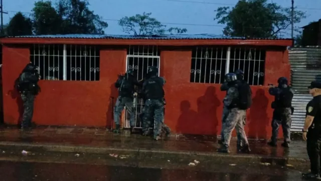 Posadas: murió un joven tras ingerir una bolsita durante un allanamiento. Fotografía editorial relacionada con muerte durante allanamiento en Posadas. publicada en Novedades Web